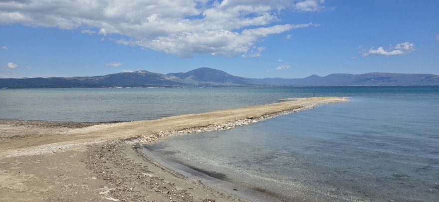Περιβαλλοντικό έγκλημα στη Σκάλα Ωρωπού: Έριξαν μπάζα και άνοιξαν δρόμο 60 μέτρων μέσα στη θάλασσα