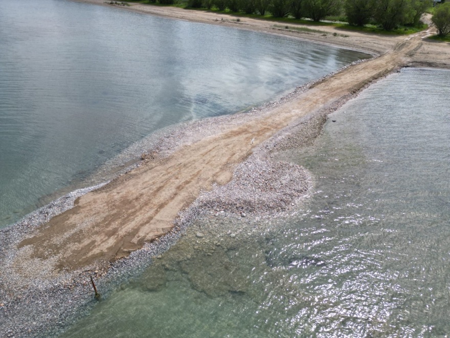 Περιβαλλοντικό έγκλημα στη Σκάλα Ωρωπού: Έριξαν μπάζα και άνοιξαν δρόμο 60 μέτρων μέσα στη θάλασσα