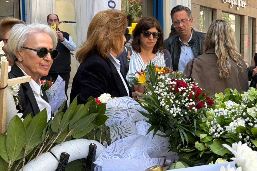 16 χρόνια από την τραγωδία της Marfin: Πολίτες αφήνουν λουλούδια για τα θύματα, δείτε εικόνες
