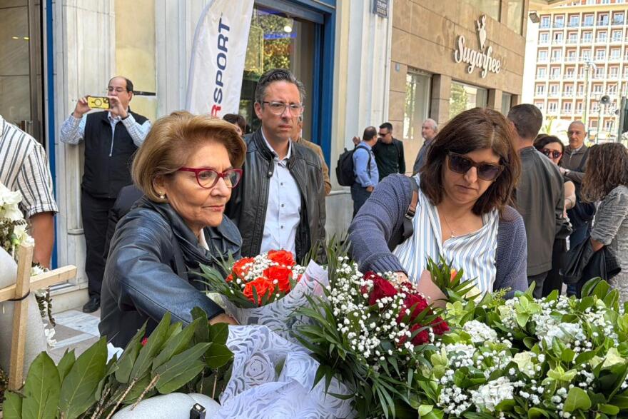 16 χρόνια από την τραγωδία της Marfin: Πολίτες αφήνουν λουλούδια για τα θύματα, δείτε εικόνες
