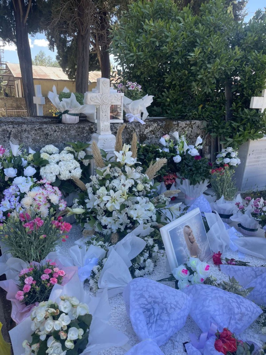 «Λίγα μέτρα από εκεί που ξεψύχησε η Μυρτώ συνεχίζεται η διακίνηση ναρκωτικών», καταγγέλλει ο πατέρας της 19χρονης