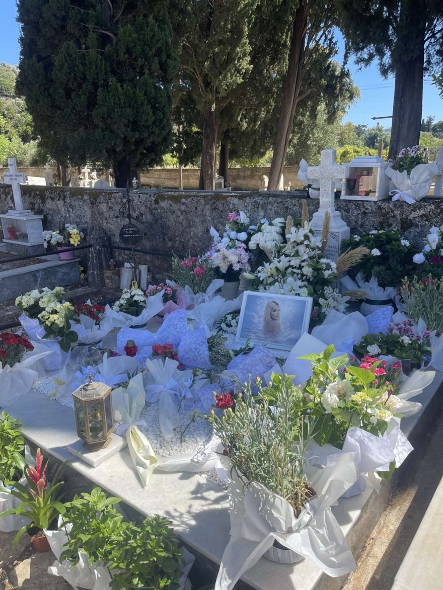 «Λίγα μέτρα από εκεί που ξεψύχησε η Μυρτώ συνεχίζεται η διακίνηση ναρκωτικών», καταγγέλλει ο πατέρας της 19χρονης