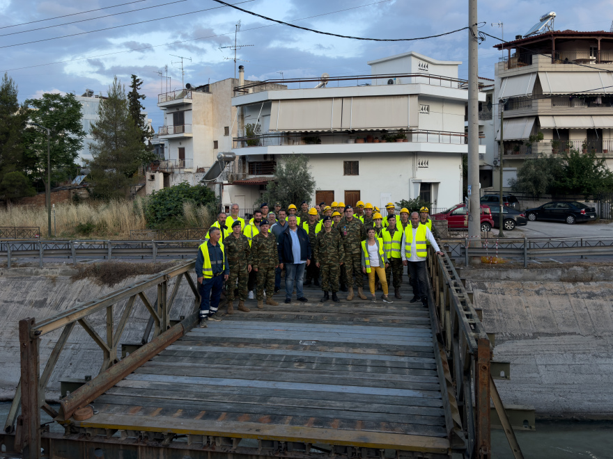 Οι Ενοπλες Δυνάμεις με τον Δήμο Νέας Φιλαδέλφειας έστησαν πεζογέφυρα στον Κηφισό μέσα στη νύχτα