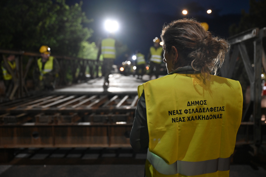 Οι Ενοπλες Δυνάμεις με τον Δήμο Νέας Φιλαδέλφειας έστησαν πεζογέφυρα στον Κηφισό μέσα στη νύχτα