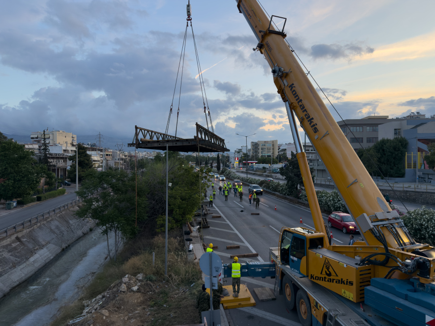 Οι Ενοπλες Δυνάμεις με τον Δήμο Νέας Φιλαδέλφειας έστησαν πεζογέφυρα στον Κηφισό μέσα στη νύχτα