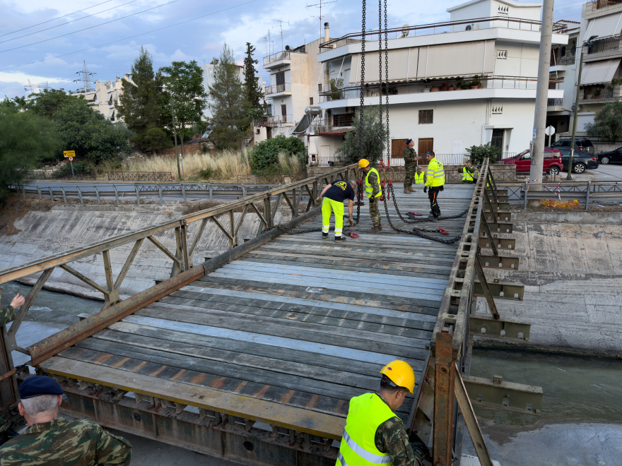 Οι Ενοπλες Δυνάμεις με τον Δήμο Νέας Φιλαδέλφειας έστησαν πεζογέφυρα στον Κηφισό μέσα στη νύχτα
