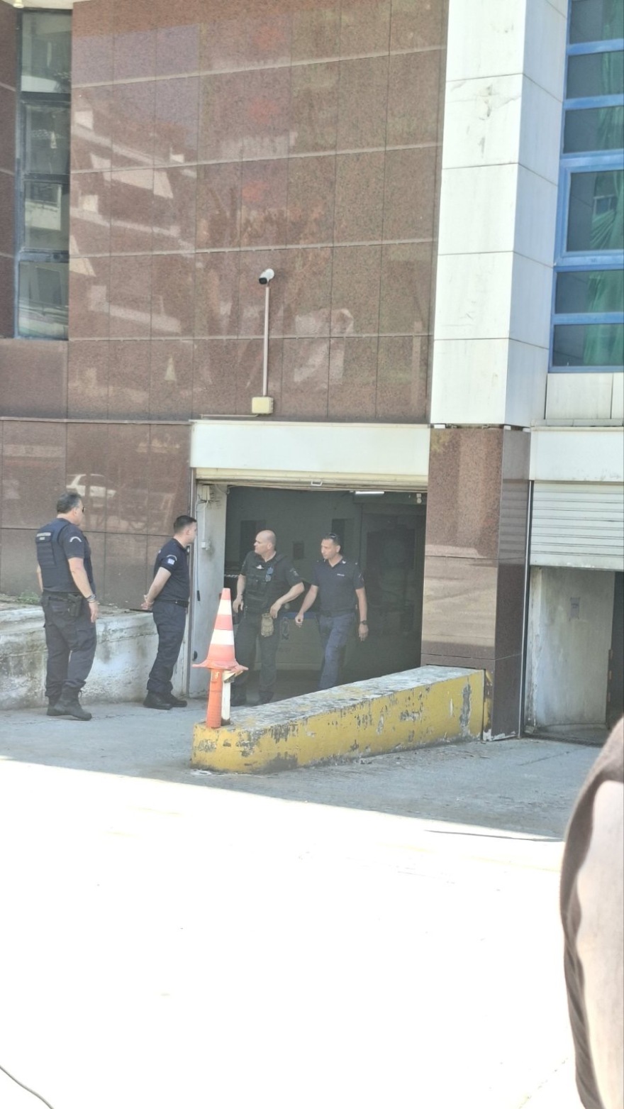 Με 45 μαχαιριές σκότωσε ο γυναικοκτόνος την 39χρονη Βασιλική στην Καλαμάτα, ήταν πεσμένη στο πάτωμα και συνέχιζε να τη μαχαιρώνει