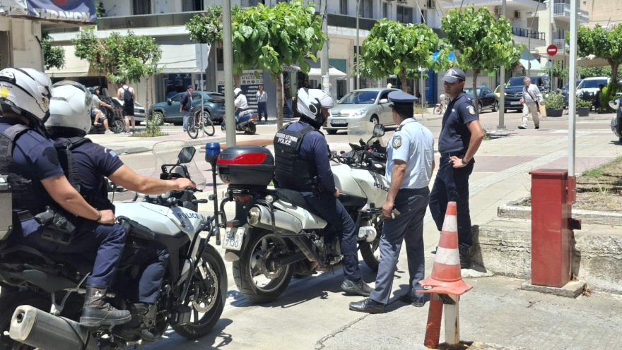Με 45 μαχαιριές σκότωσε ο γυναικοκτόνος την 39χρονη Βασιλική στην Καλαμάτα, ήταν πεσμένη στο πάτωμα και συνέχιζε να τη μαχαιρώνει