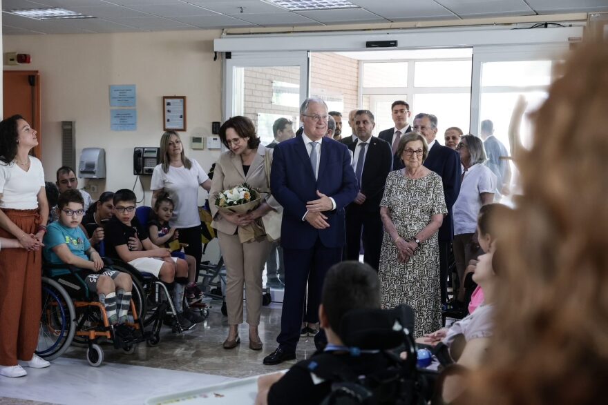 Επίσκεψη Τασούλα στην Εταιρεία Προστασίας Σπαστικών «Πόρτα Ανοιχτή»