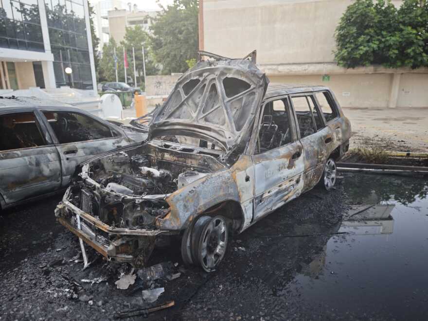 Κουκουλοφόροι έβαλαν φωτιά και έκαψαν τρία οχήματα της Περιφέρειας Αττικής στην Κηφισίας, δείτε φωτογραφίες