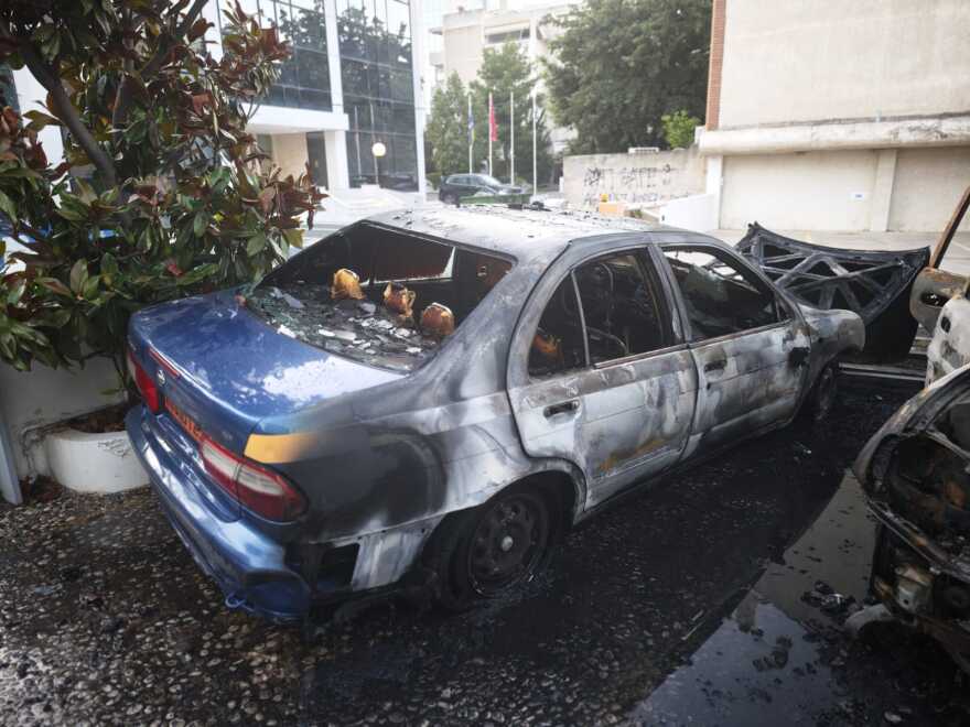 Κουκουλοφόροι έβαλαν φωτιά και έκαψαν τρία οχήματα της Περιφέρειας Αττικής στην Κηφισίας, δείτε φωτογραφίες