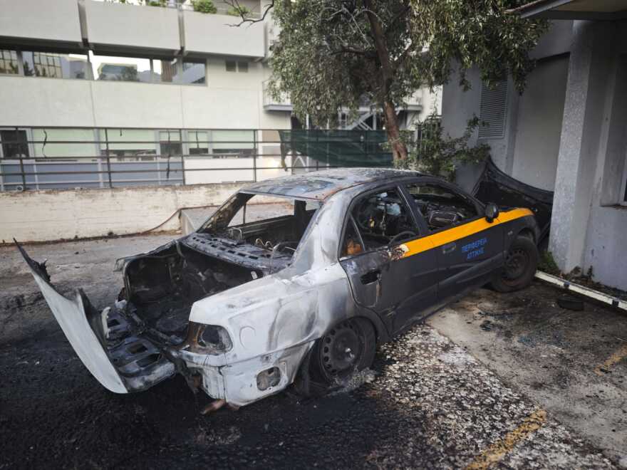 Κουκουλοφόροι έβαλαν φωτιά και έκαψαν τρία οχήματα της Περιφέρειας Αττικής στην Κηφισίας, δείτε φωτογραφίες