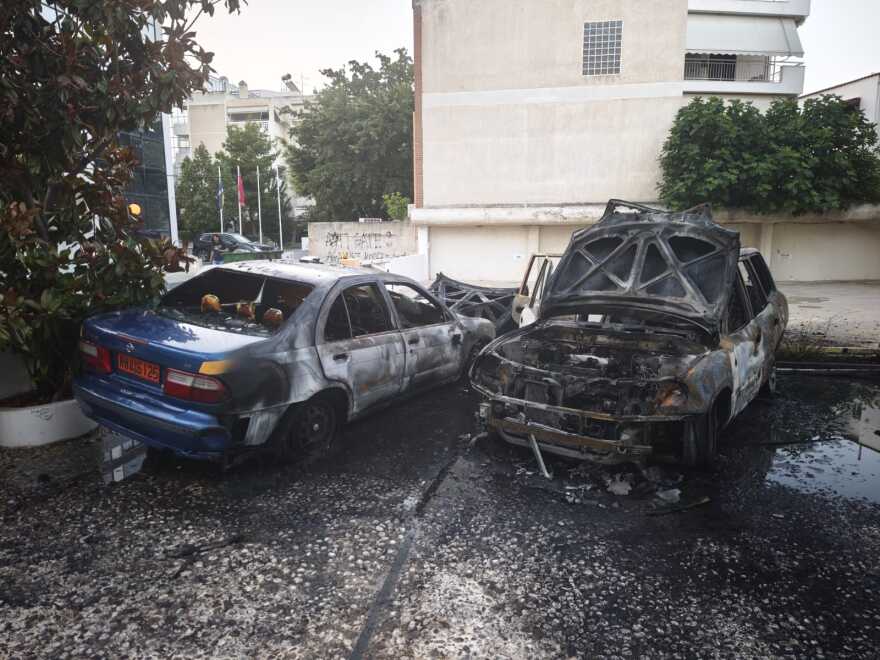 Κουκουλοφόροι έβαλαν φωτιά και έκαψαν τρία οχήματα της Περιφέρειας Αττικής στην Κηφισίας, δείτε φωτογραφίες