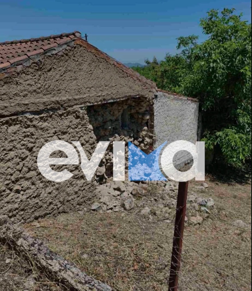 Ζημιές σε σπίτια, μαγαζιά και εκκλησία και κατολισθήσεις στην Εύβοια μετά τους ισχυρούς σεισμούς, οι πρώτες εικόνες