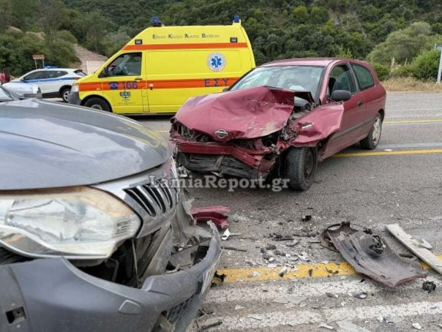 Δύο τραυματίες μετά από σοβαρό τροχαίο μπροστά στο άγαλμα του Λεωνίδα στις Θερμοπύλες, δείτε βίντεο