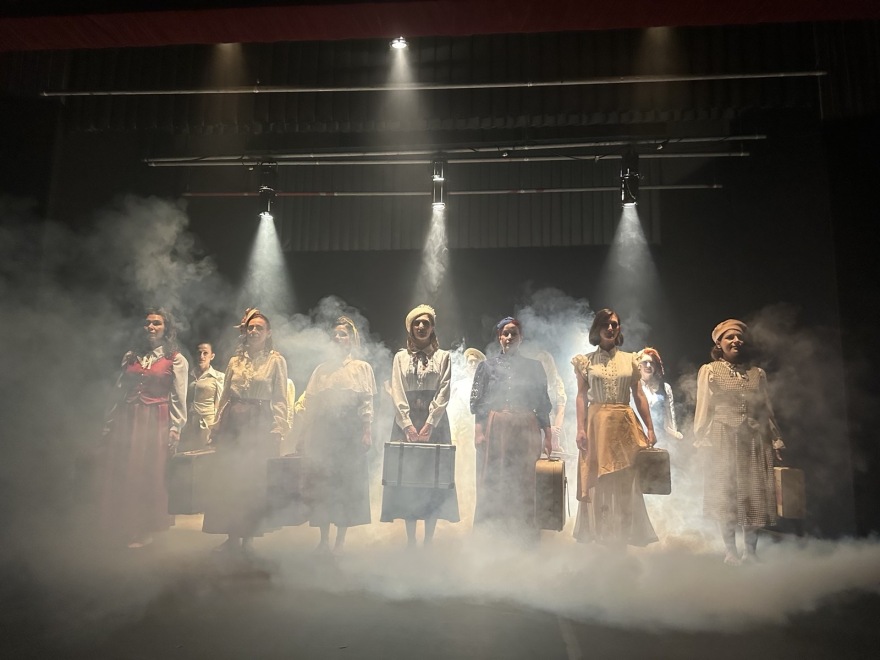 «Τρέχω και δε φτάνω»: Μια μοναδική παράσταση για τον ρόλο του χρόνου στη ζωή μας