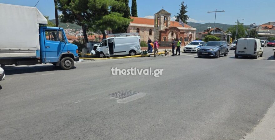 Σοβαρό τροχαίο στην Πυλαία: Φορτηγό έχασε τα φρένα του και καρφώθηκε σε βανάκι που προσέκρουσε σε φανάρι, δείτε φωτογραφίες