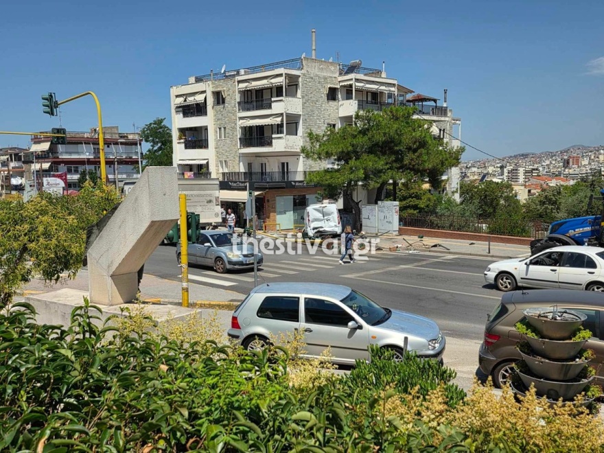Σοβαρό τροχαίο στην Πυλαία: Φορτηγό έχασε τα φρένα του και καρφώθηκε σε βανάκι που προσέκρουσε σε φανάρι, δείτε φωτογραφίες