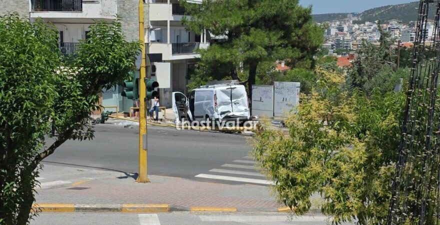Σοβαρό τροχαίο στην Πυλαία: Φορτηγό έχασε τα φρένα του και καρφώθηκε σε βανάκι που προσέκρουσε σε φανάρι, δείτε φωτογραφίες