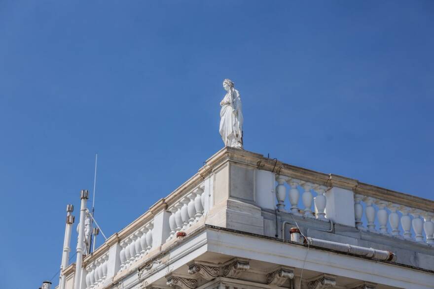 Ο Κώστας Τασούλας ανέβηκε στην ταράτσα του Προεδρικού, επισκέφθηκε τους εργάτες που κάνουν συντήρηση