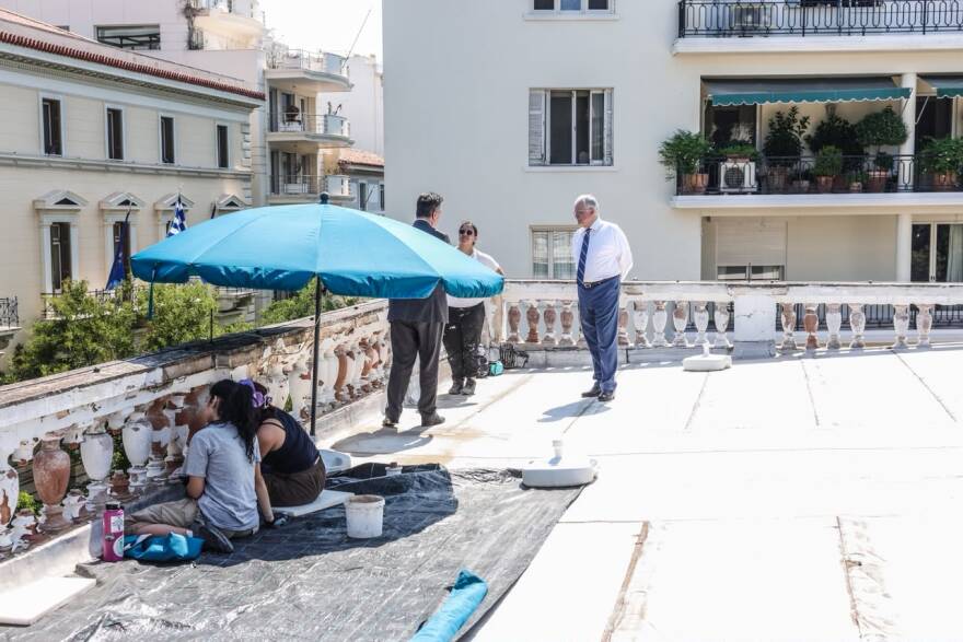 Ο Κώστας Τασούλας ανέβηκε στην ταράτσα του Προεδρικού, επισκέφθηκε τους εργάτες που κάνουν συντήρηση