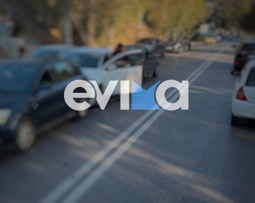 Καραμπόλα τριών οχημάτων σε κεντρικό δρόμο της Χαλκίδας, καθυστερήσεις στην κυκλοφορία