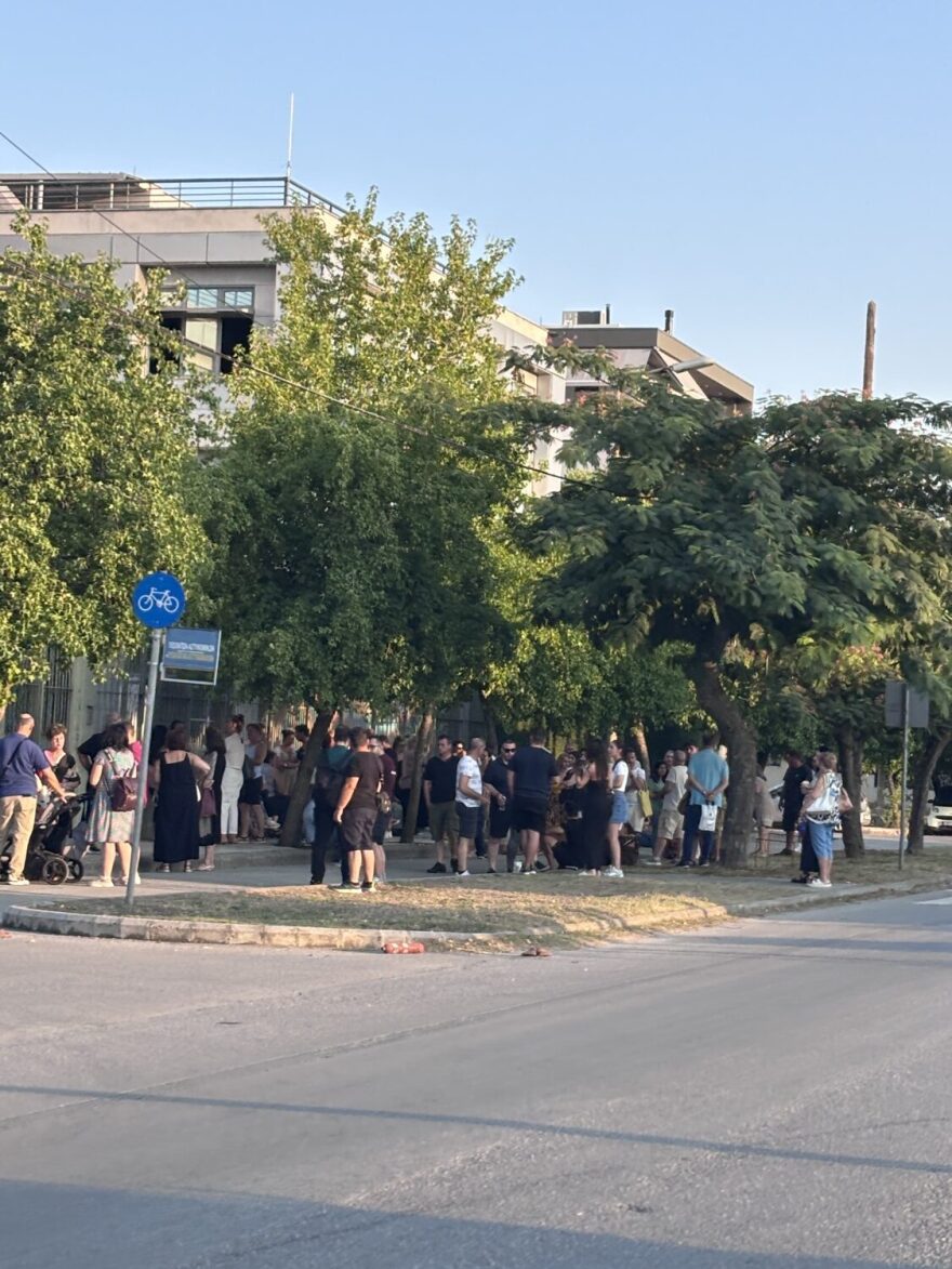 Τεράστιες ουρές για διαβατήριο στη Λάρισα: Από τα ξημερώματα περιμένουν έξω από το ΑΤ όσοι δεν έχουν εκδόσει νέα ταυτότητα