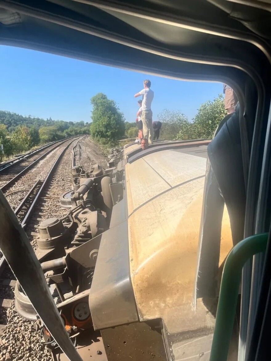 Εκτροχιασμός τρένου στη νότια Αγγλία, δείτε φωτογραφίες