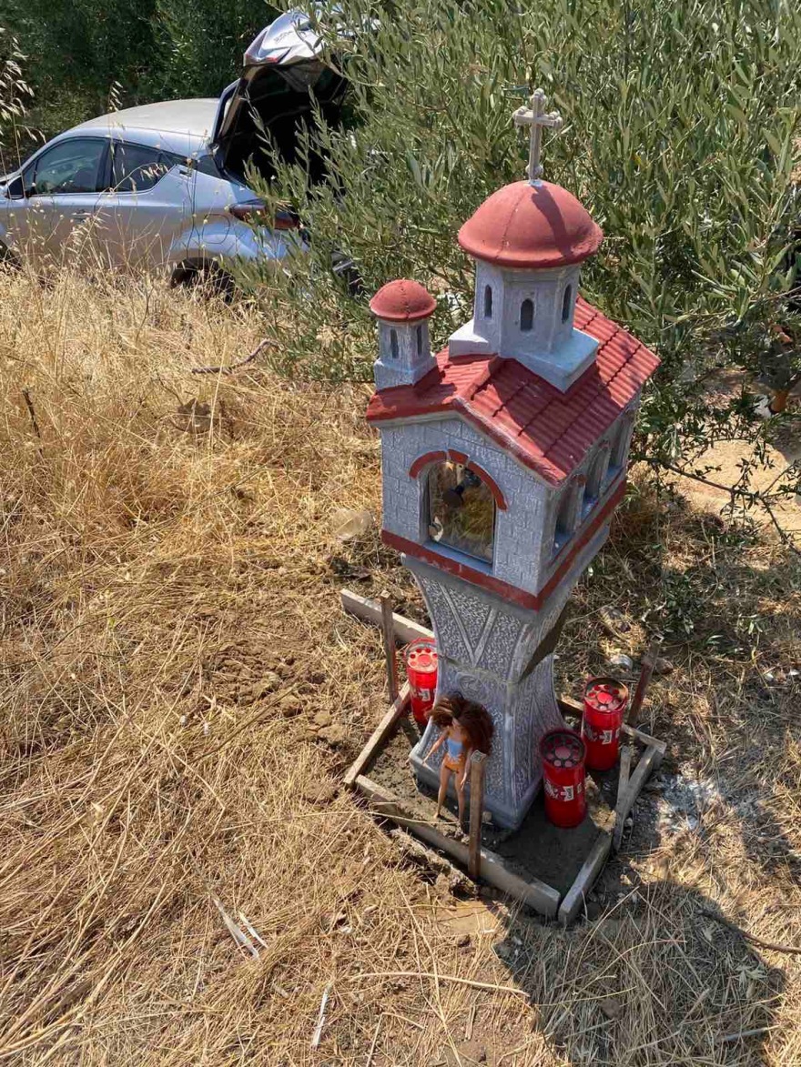 Χαλκιδική: Τρισάγιο για την οικογένεια από την Μολδαβία που σκοτώθηκε σε τροχαίο 2 Τρισάγιο στη μνήμη της οικογένειας των παραθεριστών από τη Μολδαβία που έχασαν τη ζωή τους σε τροχαίο στη Χαλκιδική
