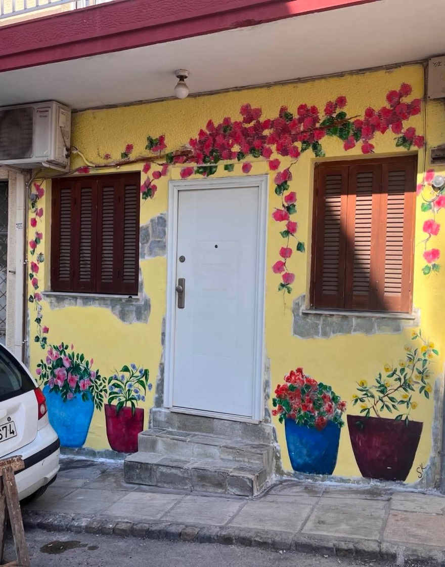Ιδιοκτήτες ζωγραφίζουν τους τοίχους των σπιτιών τους στη Θεσσαλονίκη για να γλιτώσουν από συνθήματα και μουντζούρες, δείτε φωτογραφίες
