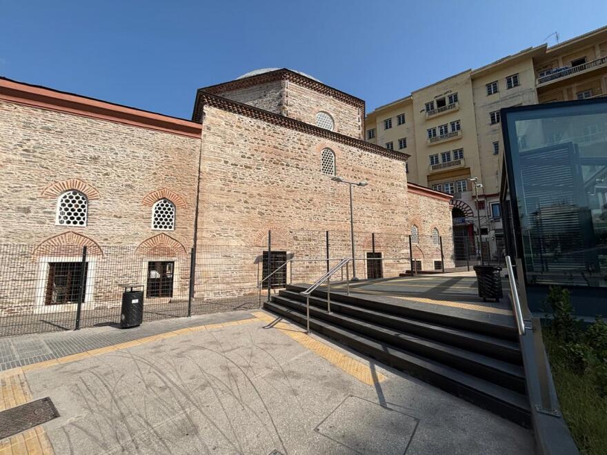 το_τεμενος_εξωτερικα_απο_την_μερια_της_εισοδου_του_μετρο_jpg