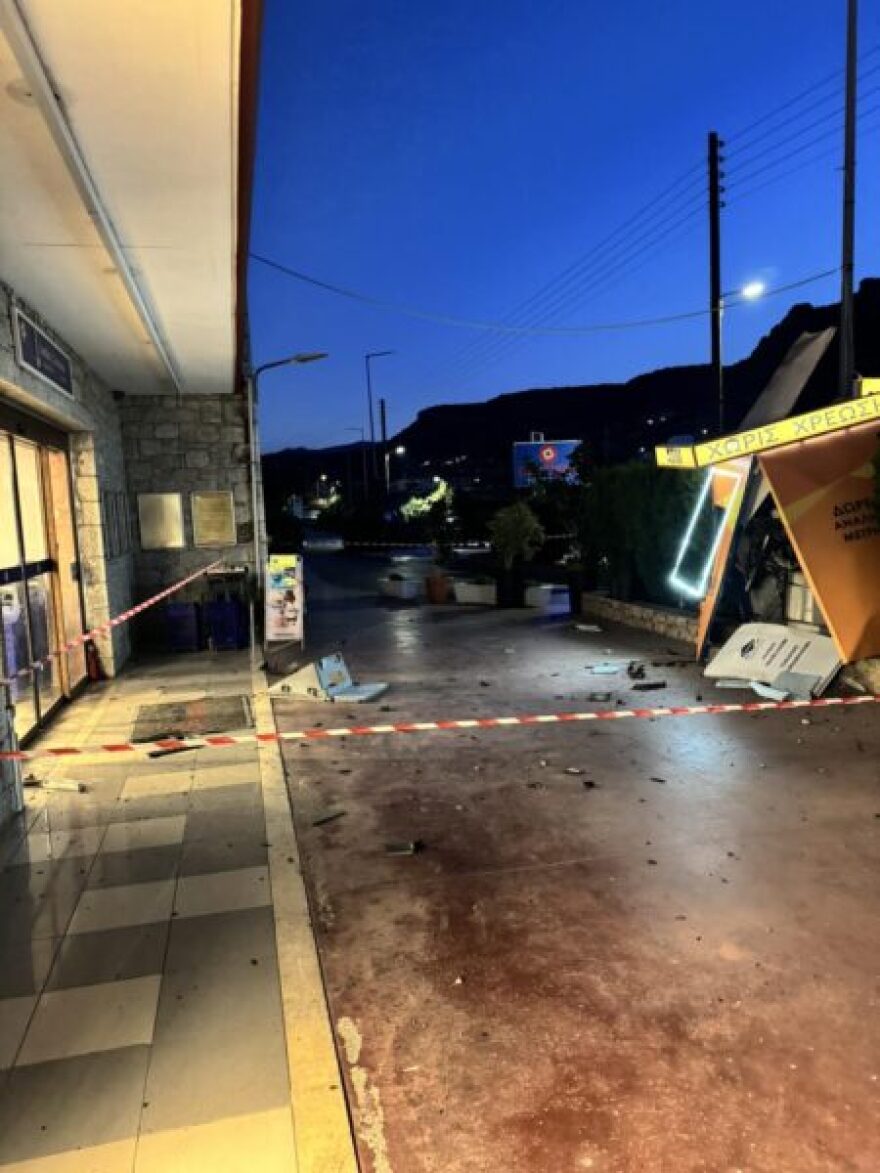 Μεσσηνία: Ανατίναξαν ATM στη Στούπα και πήραν πάνω 200.000 ευρώ, δείτε φωτογραφίες
