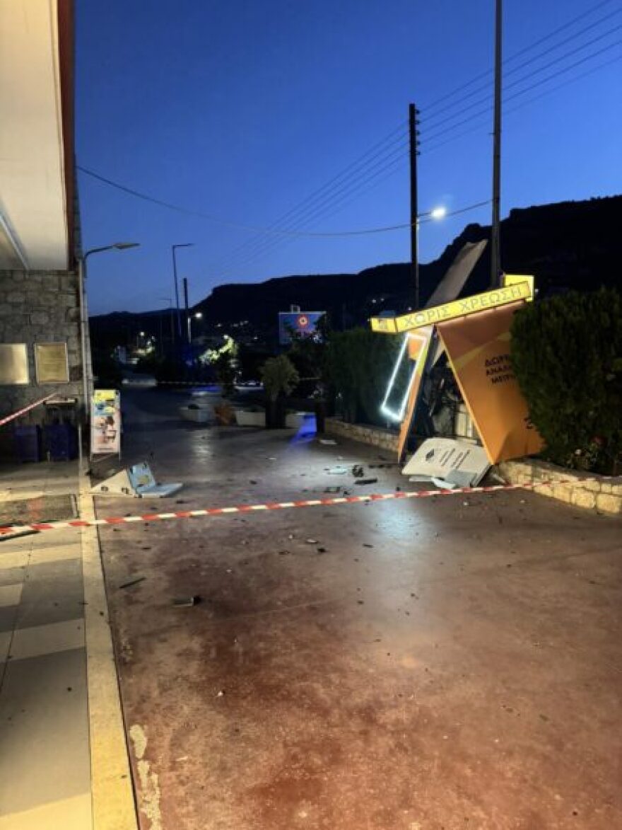 Μεσσηνία: Ανατίναξαν ATM στη Στούπα και πήραν πάνω 200.000 ευρώ, δείτε φωτογραφίες