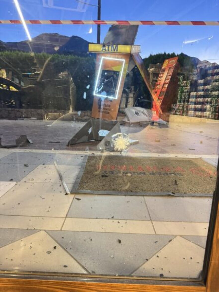 Μεσσηνία: Ανατίναξαν ATM στη Στούπα και πήραν πάνω 200.000 ευρώ, δείτε φωτογραφίες