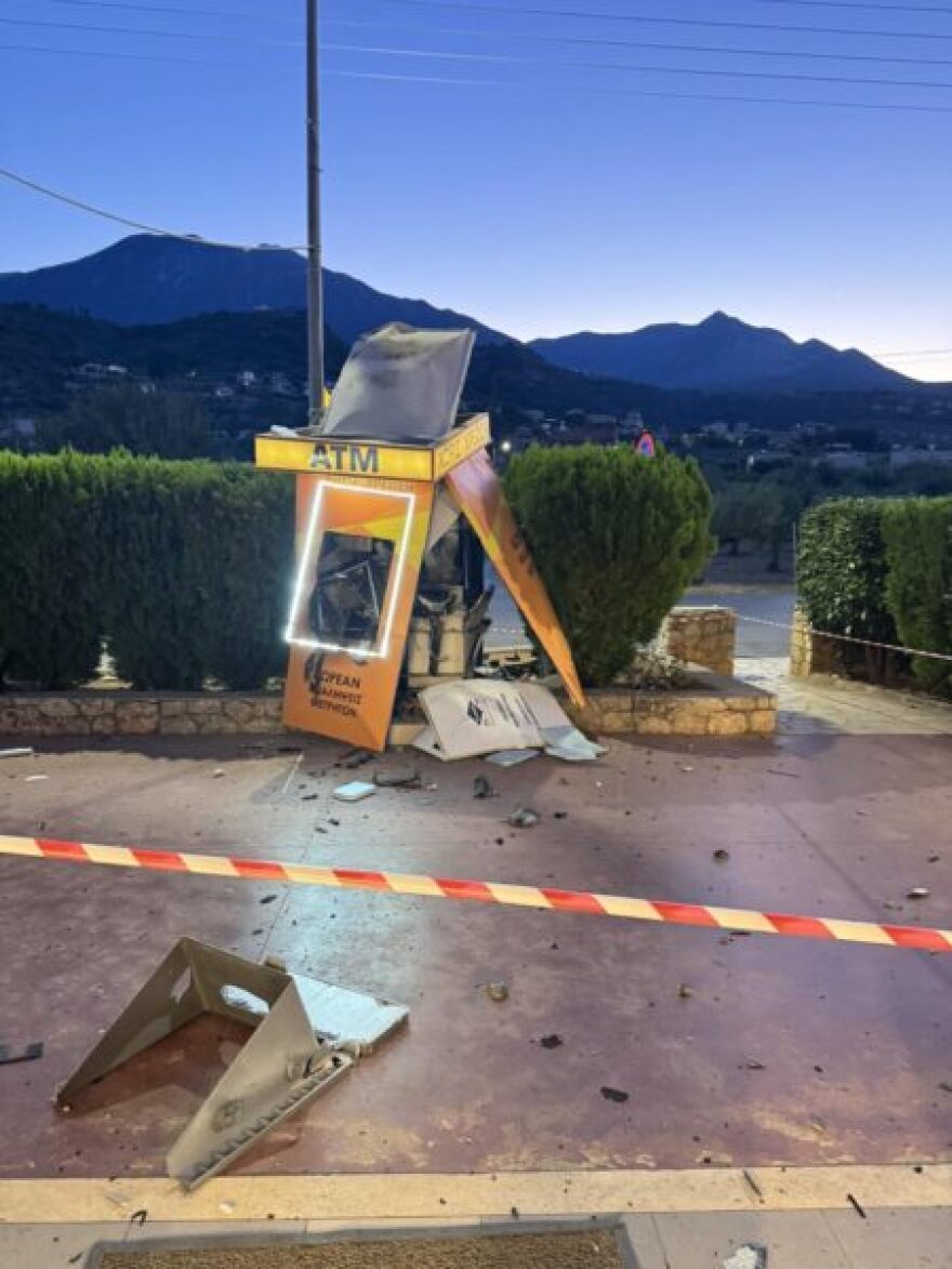 Μεσσηνία: Ανατίναξαν ATM στη Στούπα και πήραν πάνω 200.000 ευρώ, δείτε φωτογραφίες