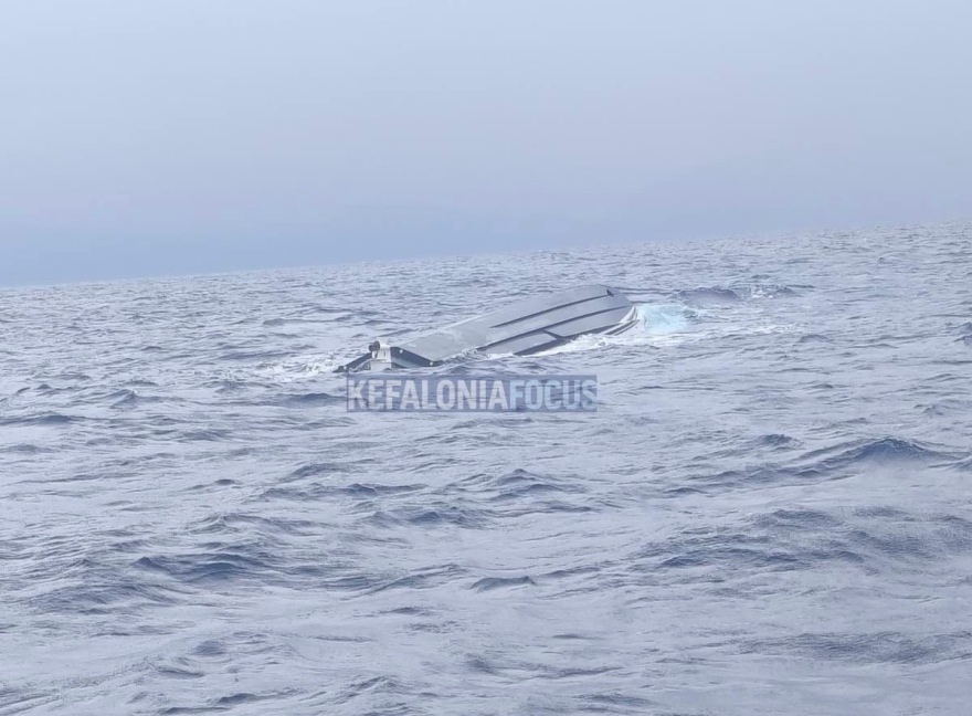 Αγωνία για 45χρονο Ρουμάνο που αγνοείται μετά από ανατροπή ταχύπλοου κοντά στη Κεφαλονιά, δείτε βίντεο και φωτογραφίες