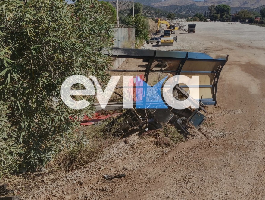 Χαλκίδα: Αυτοκίνητο έπεσε σε στάση λεωφορείου και τυλίχθηκε στις φλόγες, δύο τραυματίες