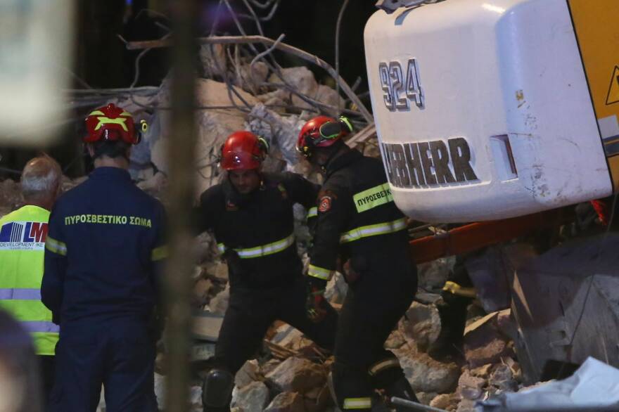 Έκρηξη στην Πλάκα: Ανασύρθηκε νεκρή από τον πρώτο όροφο, συνεχίζονται οι έρευνες για τους άλλους 5 αγνοούμενους, δείτε βίντεο