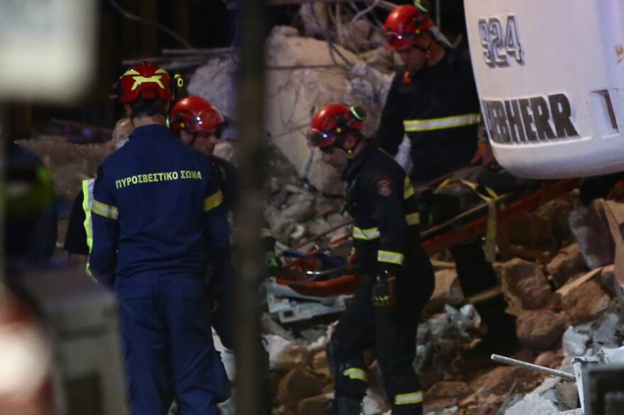 Έκρηξη στην Πλάκα: Ανασύρθηκε νεκρή από τον πρώτο όροφο, συνεχίζονται οι έρευνες για τους άλλους 5 αγνοούμενους, δείτε βίντεο