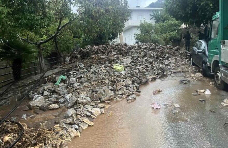 H κακοκαιρία σφυροκοπά την Κρήτη: Πλημμύρισαν σπίτια στα Ζωνιανά, έπεσε γέφυρα στον Μυλοπόταμο, δείτε βίντεο και φωτογραφίες