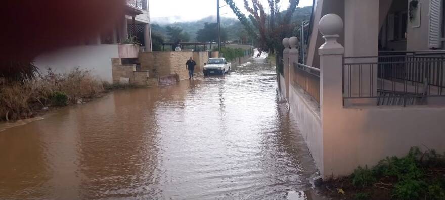 Η κακοκαιρία χτύπησε την Κρήτη: Ένας νεκρός, ποτάμια λάσπης οι δρόμοι και μεγάλες καταστροφές - Δείτε βίντεο και φωτογραφίες