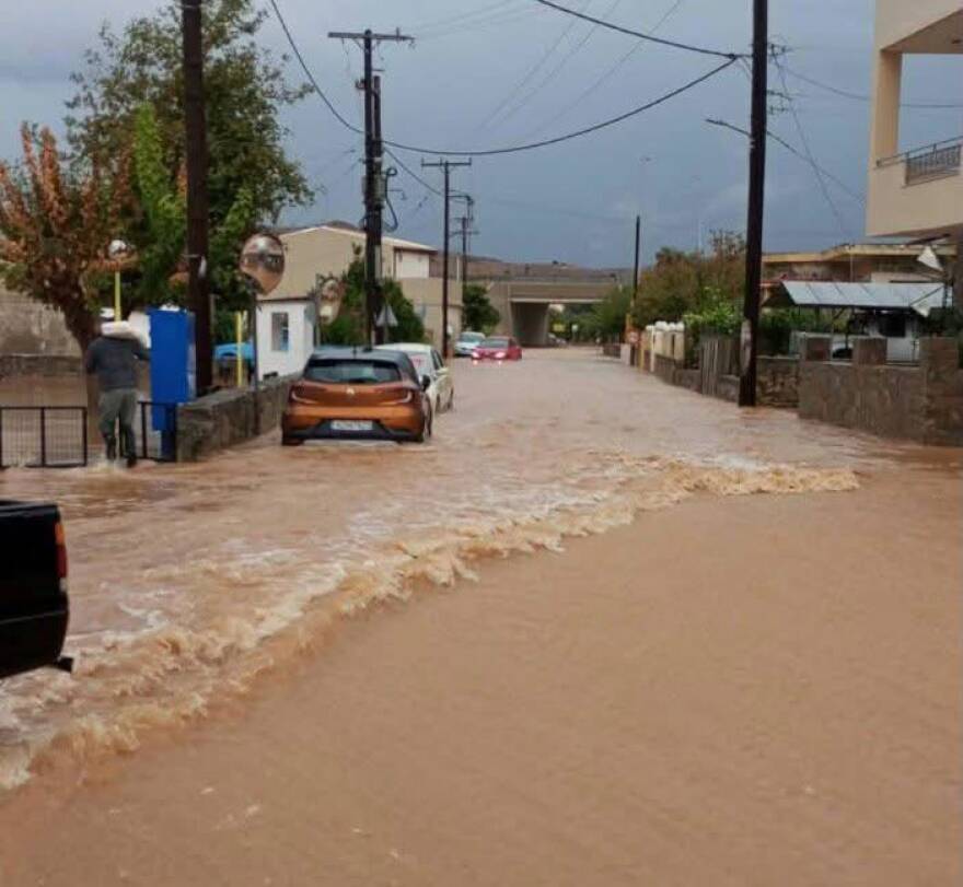 Η κακοκαιρία χτύπησε την Κρήτη: Ένας νεκρός, ποτάμια λάσπης οι δρόμοι και μεγάλες καταστροφές - Δείτε βίντεο και φωτογραφίες