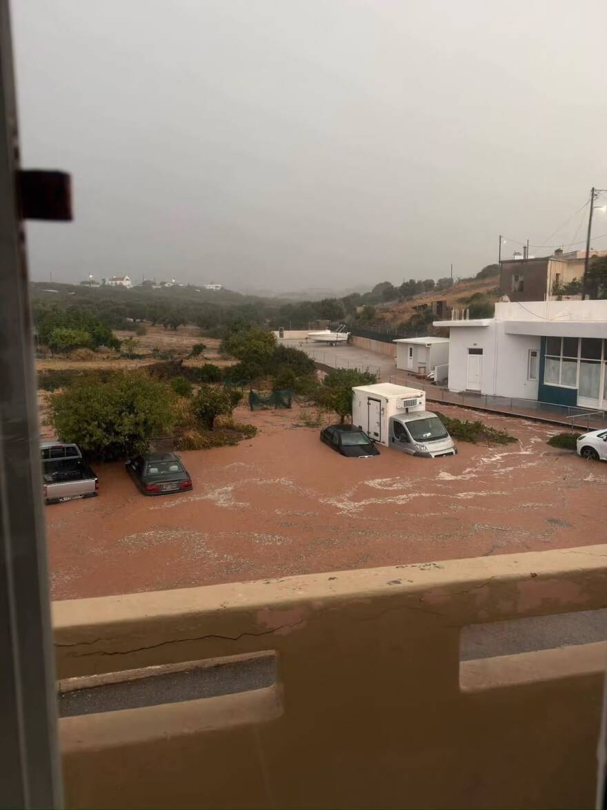 Η κακοκαιρία χτύπησε την Κρήτη: Ένας νεκρός, ποτάμια λάσπης οι δρόμοι και μεγάλες καταστροφές - Δείτε βίντεο και φωτογραφίες