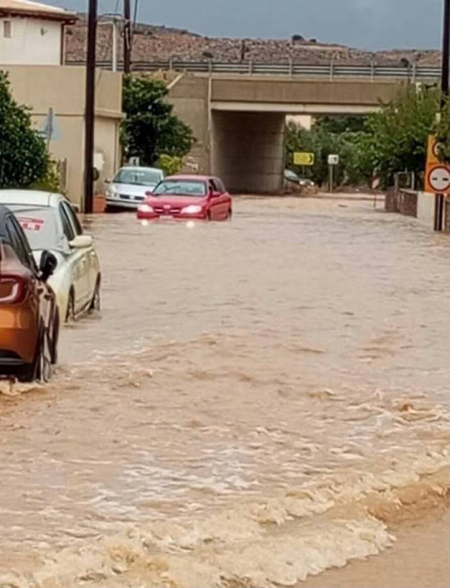 Η κακοκαιρία χτύπησε την Κρήτη: Ένας νεκρός, ποτάμια λάσπης οι δρόμοι και μεγάλες καταστροφές - Δείτε βίντεο και φωτογραφίες