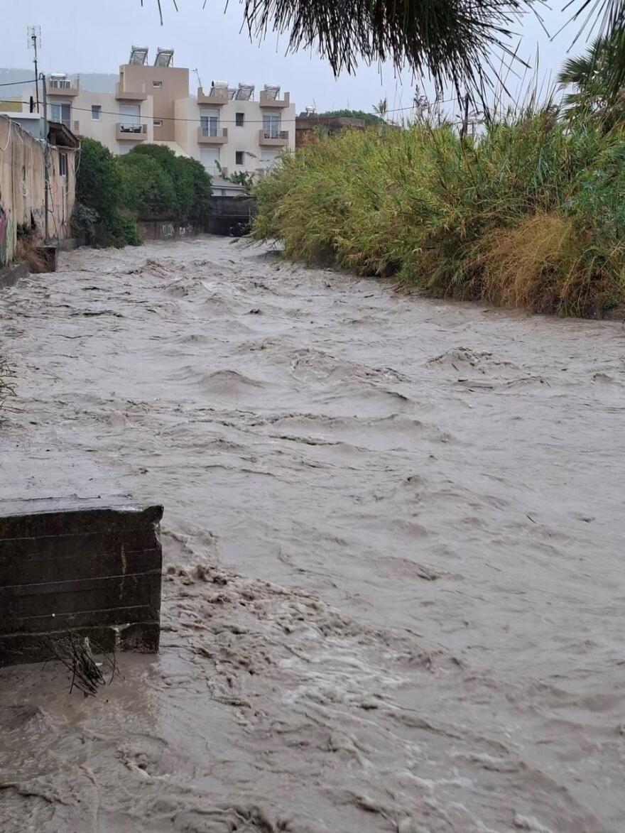 Τεράστιος υδροστρόβιλος στα Στεγνά της Ρόδου, έκκληση του δημάρχου για τις μετακινήσεις λόγω κακοκαιρίας

