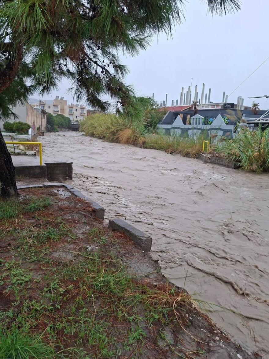 Τεράστιος υδροστρόβιλος στα Στεγνά της Ρόδου, έκκληση του δημάρχου για τις μετακινήσεις λόγω κακοκαιρίας
