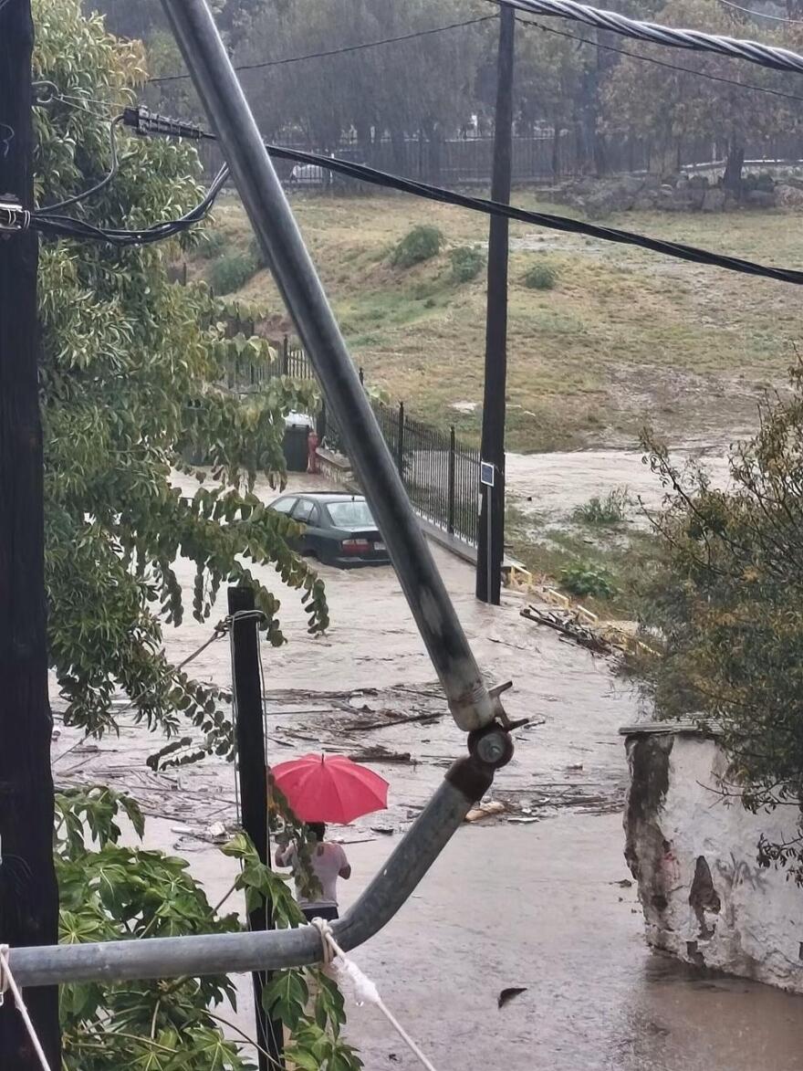 Τεράστιος υδροστρόβιλος στα Στεγνά της Ρόδου, έκκληση του δημάρχου για τις μετακινήσεις λόγω κακοκαιρίας
