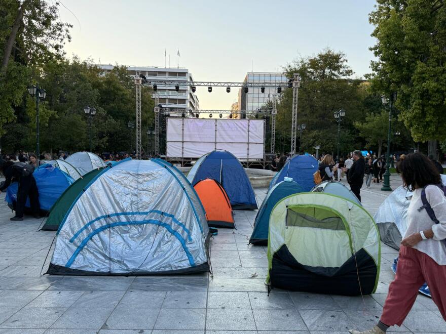 Φοιτητές στήνουν ξανά σκηνές στο Σύνταγμα, δείτε βίντεο και φωτογραφίες
