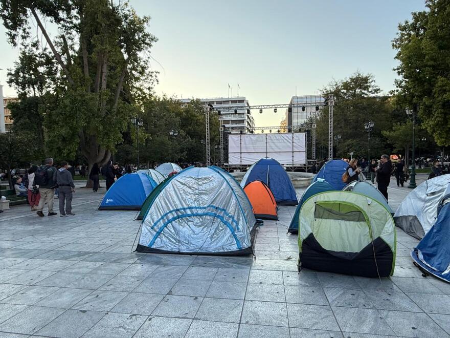 Φοιτητές στήνουν ξανά σκηνές στο Σύνταγμα, δείτε βίντεο και φωτογραφίες

