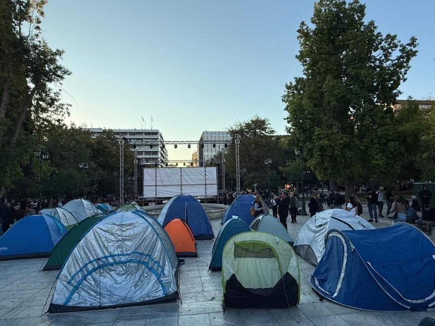 Φοιτητές στήνουν ξανά σκηνές στο Σύνταγμα, δείτε βίντεο και φωτογραφίες
